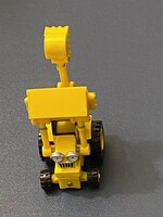 Markolós traktor,kisautó,gyerekjáték. Teljesen új állapotban. Sárga színű.  6x3,5 cm mozgatható.