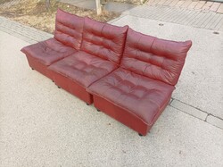 Mid century moduláris bőr kanapé/ fotelek, tűzött burgundi bőr  elemek