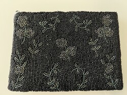 Apró gyöngyökkel kivarrt szinházi táska vagy pénztárca selyem hátoldallal és béléssel, 18 x 13 cm