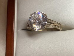 Arany gyűrű cirkónia kövekkel