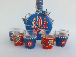 Bőrbevonatos nepi kulacs poharakkal