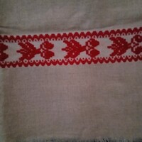 Népi  himzett terítő