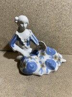 Régi szovjet porcelán figura: ülő nő. 3788