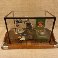 Vintage Antik öntöttvas  Mini Singer gyerekvarrógép kézi hajtókar. U.S.A. tartozékokkal