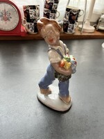 Régi mázas kerámia kisfiú virágcsokorral