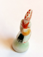 Herendi miniatúra, pöttyös kendős menyecske  18.