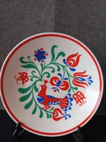 Zsolnay falitányér, élénk színű népies mintával, 4 x 24,5 cm