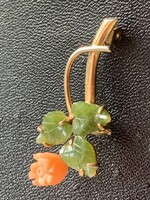 SWOBODA -Korall és jade kitűző-aranyozott fémen 1950 előtti jelzetlen