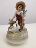 Zenélő porcelán gyerek figura állatokkal