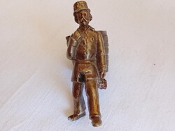 Bronz figura postás régi hiányos 7cm