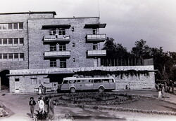 Régi fotónegatív kocka MÁVAUT busz Kékestető Állami Gyógyintézet előtt 1960-as évek