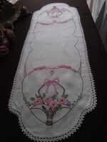 Hímzett terítő, asztalközép. 101 x 37 cm.