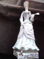 Kézzel festett porcelán  figura Lány tükörrel 26,5 cm Hollóházi porcelán