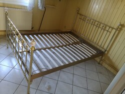 Réz ágy keret éjjeli asztalkával