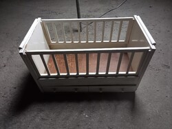 Ritka és különleges régi játék babaágy kivehető rácsokkal fiókokkal 35cmx67cmx40cm