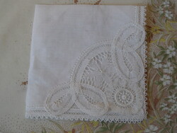 Brüsszeli csipkés fehér díszzsebkendő