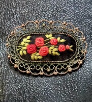 Vintage réz filigrán szélű rózsa virág hímzésű bross kitűző kuriózum