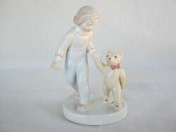 Aquincumi porcelán kislány macival