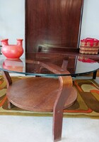 Hajlított lábú, üveglapos asztal egy polccal art deco stílusban