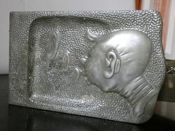 Art Deco "Füstölő Fiú"  Hamutálca ( Reklámtárgy ) Fali plasztika  fémből.