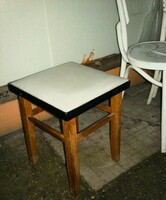 Retro műbőr ülőfelülettel,  fa lábakkal, merevítővel ülőke, puff, hokedli,