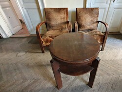 Art Deco, diófából készült, 2 db.hajlított karos fotel, hozzá való kerek  asztallal. 1940-es évek.