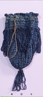 Art -deco horgolt kobaltkék mikrógyöngyös ,bojtos, húzózsinóros "Flapper "táska 1920 évekből