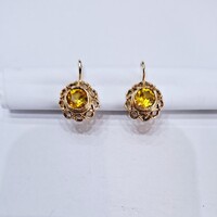 14 karátos, 3,41 g Hagyományos vörösarany fülbevaló, sárga kövekkel. (No.: 25/148.)