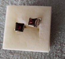 Ezüst, elegáns női  fülbevaló , természetes bíbor gránát kövekkel