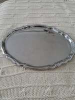 Ezüstszínű tálca kínáló