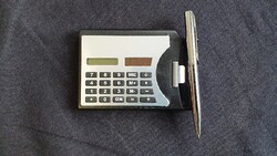 Retró, fényre feltöltődő kicsi számológép.Még a régi  7 x 10 cm.-es dobozában, kicsi tollal,