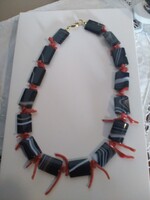 Fekete-fehér csíkos Botswana achát gyögy vörös korállal