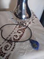 Lápis lazuli medál ékszer, kaucsuk lánccal