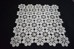 Horgolt csipke kézimunka terítő ,  kisterítő , lakástextil asztalközép dekoráció 33 x 33 cm