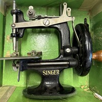 Antik Singer játék varrógép dobozában!