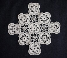 Horgolt csipke kézimunka terítő , kisterítő , lakástextil asztalközép dekoráció 18 x 17,5 cm