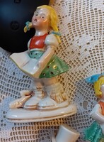 Antik német jelzett álló éneklő kislány, pici hibával