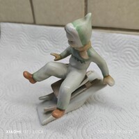 Porcelán szánkózó kislány,  figurális szobor eladó!Káldor Aurél Aquincum porcelán Szánkózó gyerek.