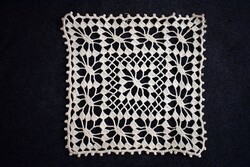 Horgolt csipke kézimunka terítő , kisterítő , lakástextil asztalközép dekoráció 14 x 14 cm