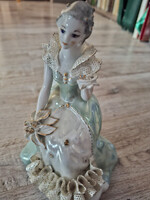 Ülő női porcelán figura (román porcelán)