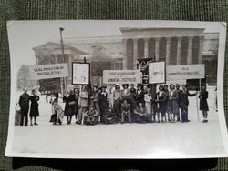 Kommunista tüntetők a Hősök terén, Lenin, Sztálin, transzparensekkel
