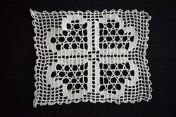 Horgolt csipke kézimunka terítő , kisterítő , lakástextil asztalközép dekoráció 22 x 17 cm