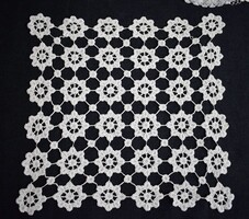 Horgolt csipke kézimunka terítő ,  kisterítő , lakástextil asztalközép dekoráció 52 x 52 cm