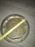 Ezüstözött, gazdagon vésett réztál Indiából, 1949-ből, 20 cm
