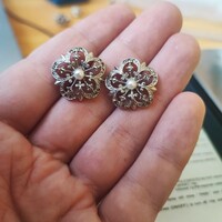 Ezüst bedugós fülbevaló gyöngygel és markazitokkal