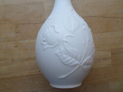 Kaiser M.Frey rózsás mintázatú fehér biszkvit porcelán váza 21 cm