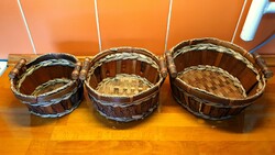 3 db. egymásba tehető  fonott, kosár sorozat.. Kézzel készült. 16cm., 20cm., 24 cm., átmérővel.