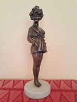 Maurice Milliere (1871-1946): Lány köpenyben. '30-as évek, bronz, márvány talpon (Pin Up)