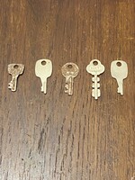 6 db régi kicsi kulcs. Hátha gyűjti valaki a kulcsokat. 3,5 cm hosszúak.