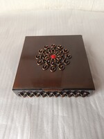 Will Károly Vörösréz iparművészeti doboz, 1970-es évek, fa betéttel, jáspis kővel